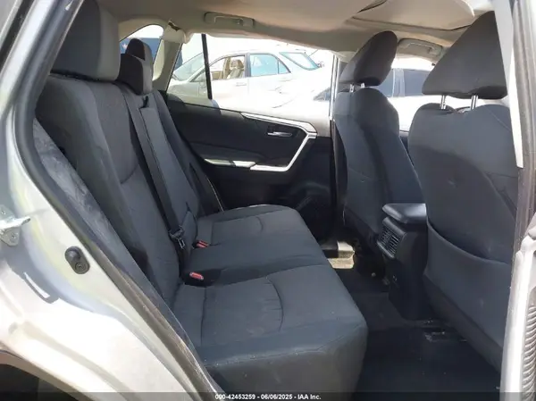 2T3W1RFV3KW028825 2019 TOYOTA RAV 4 - Image 8