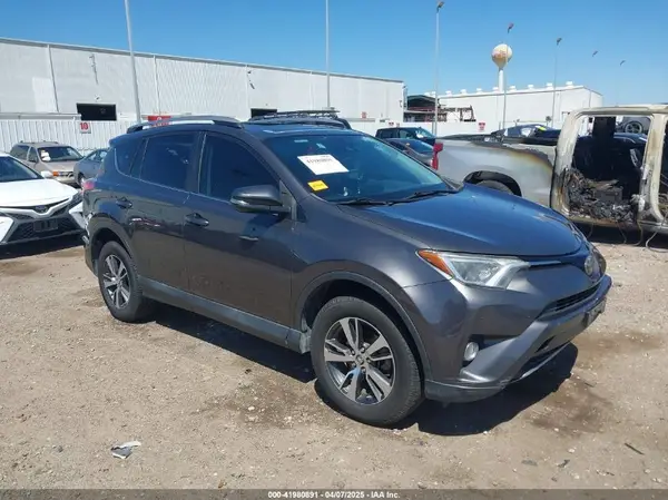 2T3WFREV9HW387608 2017 TOYOTA RAV 4 - Image 1