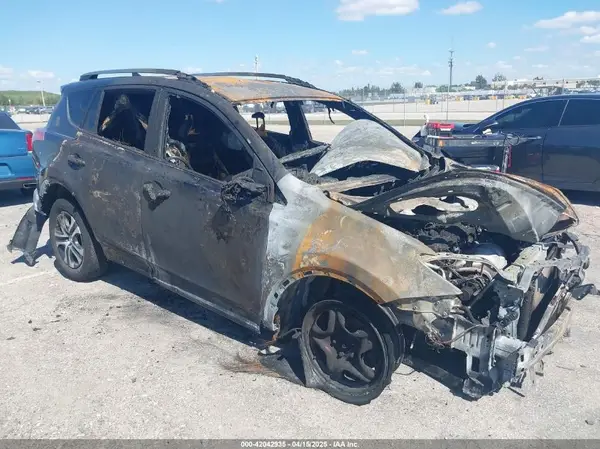 2T3ZFREV2HW368606 2017 TOYOTA RAV 4 - Image 1