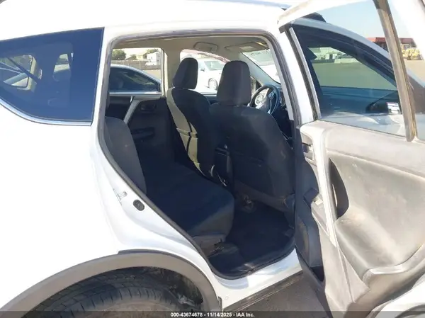 2017 TOYOTA RAV 4 auction photo 8