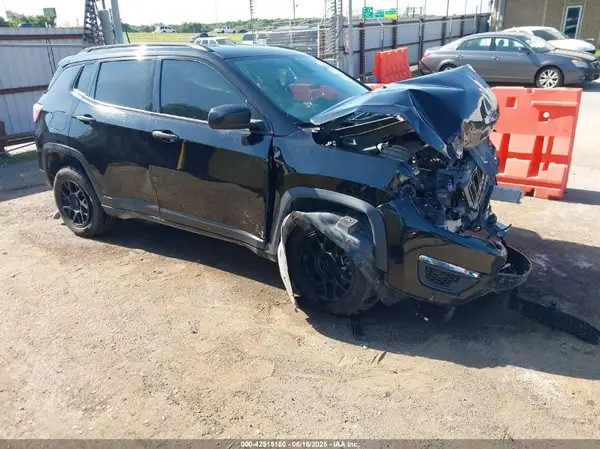 3C4NJCAB7JT438801 2018 JEEP COMPASS - Image 1