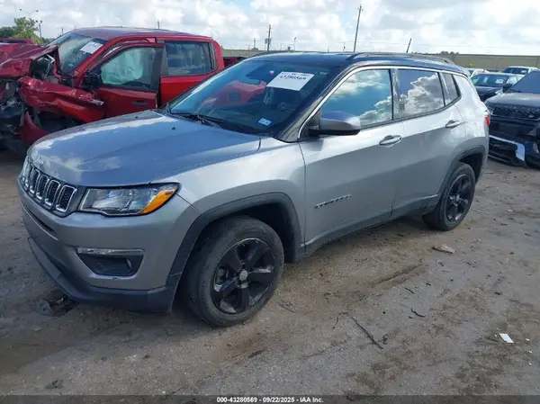 3C4NJCBB0JT227373 2018 JEEP COMPASS - Image 2