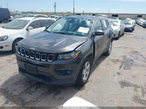 3C4NJCBB0JT272443 2018 JEEP COMPASS - Image 2
