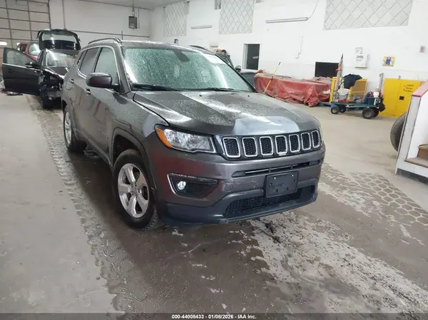 3C4NJCBB0JT309152 2018 JEEP COMPASS - Image 1