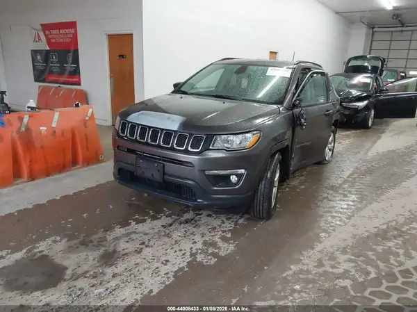 3C4NJCBB0JT309152 2018 JEEP COMPASS - Image 2