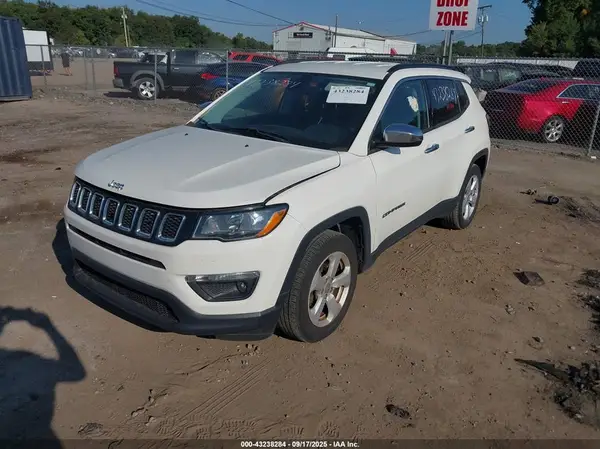 3C4NJCBB0JT503258 2018 JEEP COMPASS - Image 2