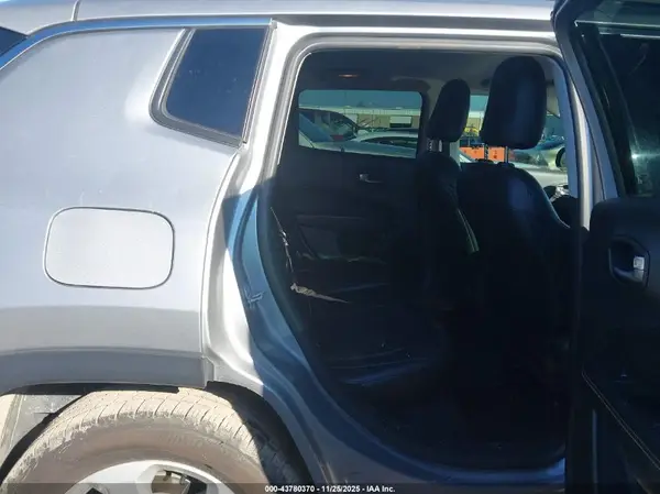 3C4NJCBB1JT155969 2018 JEEP COMPASS - Image 8