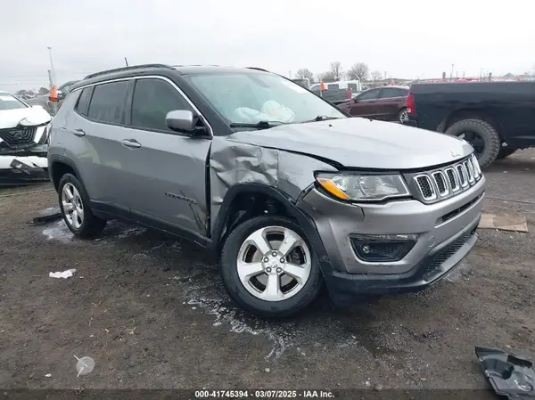 3C4NJCBB1JT257045 2018 JEEP COMPASS - Image 1