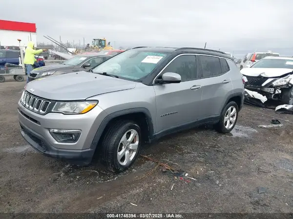 3C4NJCBB1JT257045 2018 JEEP COMPASS - Image 2