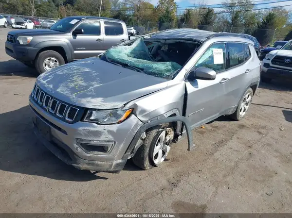 3C4NJCBB1JT344203 2018 JEEP COMPASS - Image 2