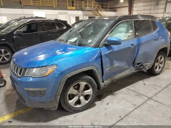 3C4NJCBB2JT268183 2018 JEEP COMPASS - Image 2
