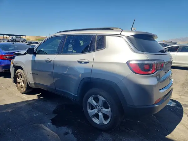 3C4NJCBB2JT368882 2018 JEEP COMPASS - Image 2
