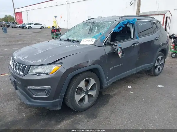 3C4NJCBB3JT137294 2018 JEEP COMPASS - Image 2