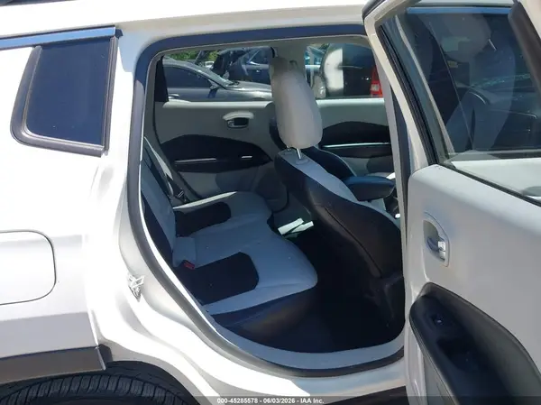 3C4NJCBB4JT102859 2018 JEEP COMPASS - Image 8