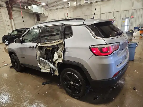 3C4NJCBB4JT137496 2018 JEEP COMPASS - Image 2