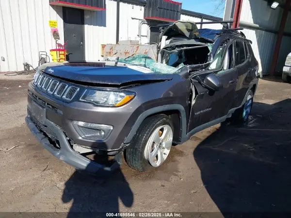 3C4NJCBB4JT137577 2018 JEEP COMPASS - Image 2