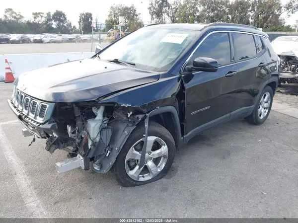 3C4NJCBB4JT181773 2018 JEEP COMPASS - Image 2