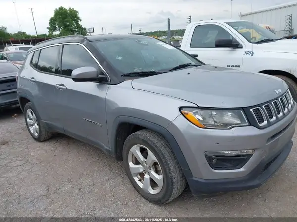 3C4NJCBB4JT240742 2018 JEEP COMPASS - Image 1