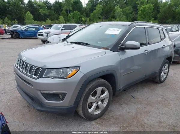 3C4NJCBB4JT240742 2018 JEEP COMPASS - Image 2
