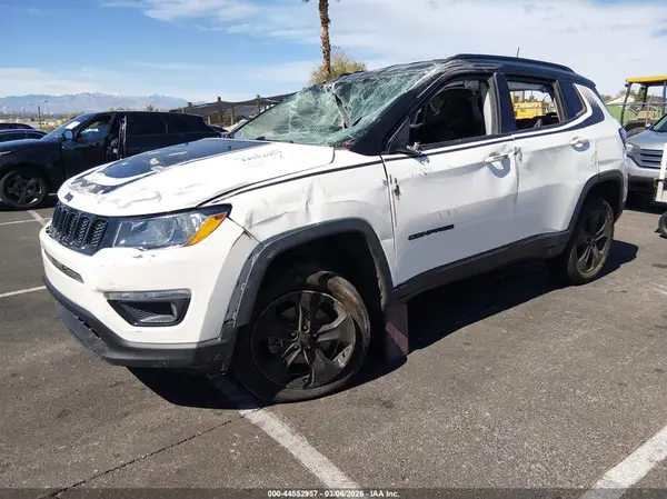 3C4NJCBB4JT327248 2018 JEEP COMPASS - Image 2