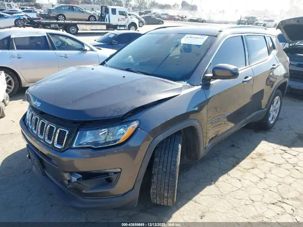 3C4NJCBB4KT727070 2019 JEEP COMPASS - Image 2