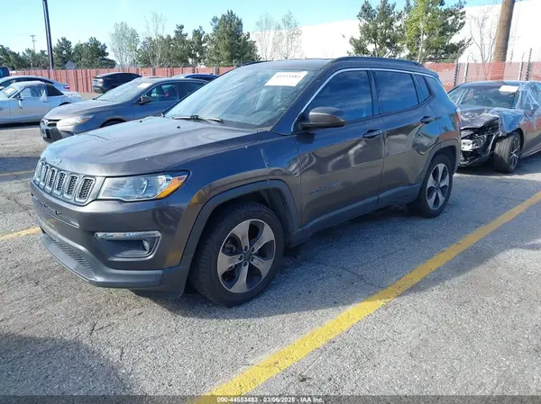 3C4NJCBB5JT105768 2018 JEEP COMPASS - Image 2