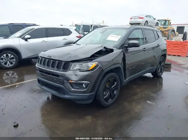 3C4NJCBB5JT318333 2018 JEEP COMPASS - Image 2