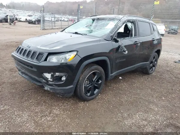 3C4NJCBB5JT327498 2018 JEEP COMPASS - Image 2