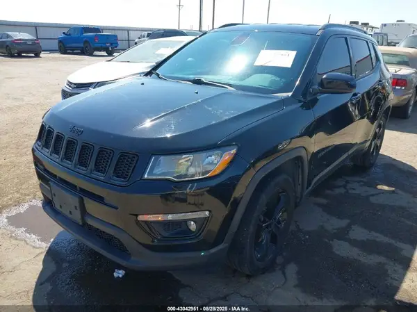 3C4NJCBB5JT438374 2018 JEEP COMPASS - Image 2