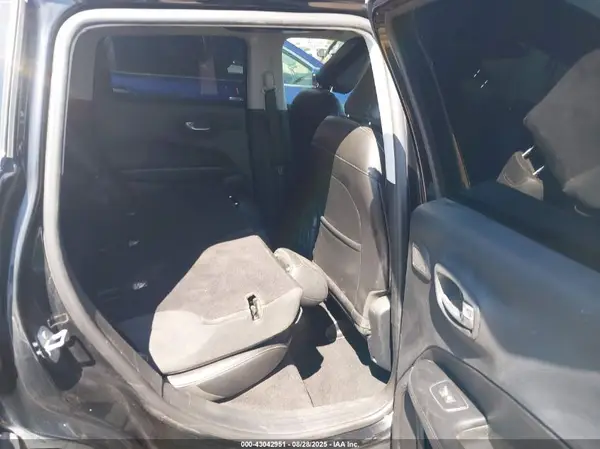 3C4NJCBB5JT438374 2018 JEEP COMPASS - Image 8