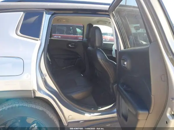 3C4NJCBB5JT462433 2018 JEEP COMPASS - Image 8