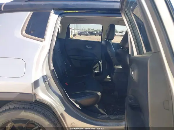 3C4NJCBB5JT465865 2018 JEEP COMPASS - Image 8