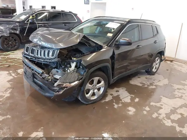 3C4NJCBB6JT140562 2018 JEEP COMPASS - Image 2