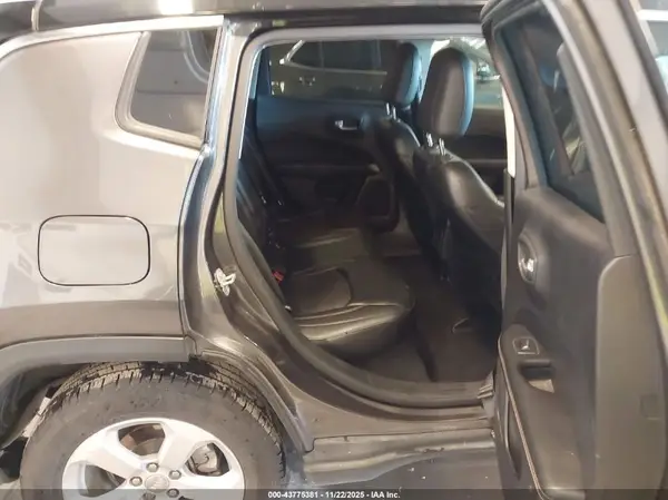 3C4NJCBB6JT140562 2018 JEEP COMPASS - Image 8