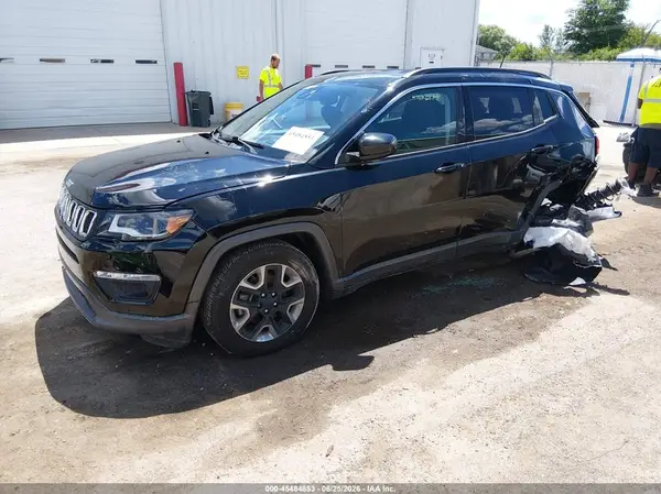 3C4NJCBB6JT304683 2018 JEEP COMPASS - Image 2