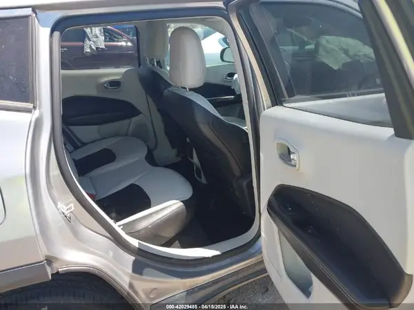 3C4NJCBB6KT614642 2019 JEEP COMPASS - Image 8