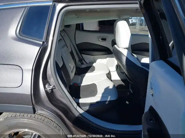 3C4NJCBB7JT137105 2018 JEEP COMPASS - Image 8