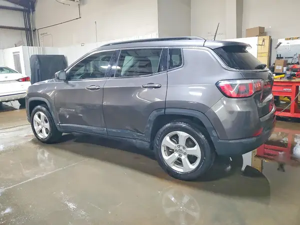 3C4NJCBB7JT300495 2018 JEEP COMPASS - Image 2