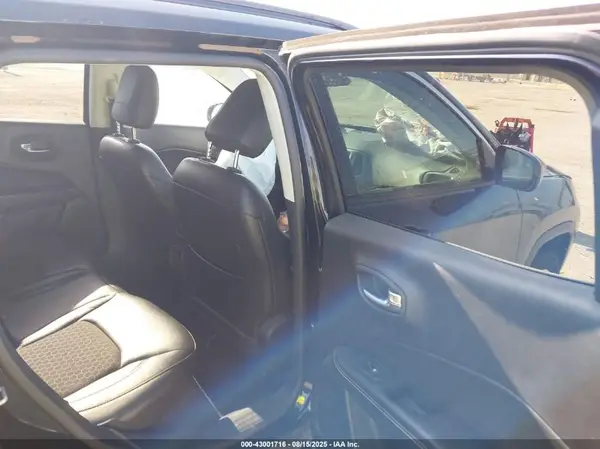 3C4NJCBB7JT304661 2018 JEEP COMPASS - Image 8