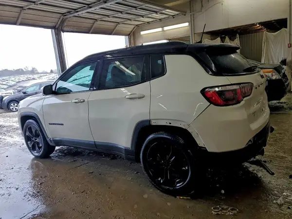3C4NJCBB7JT304983 2018 JEEP COMPASS - Image 2