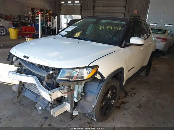 3C4NJCBB7JT327308 2018 JEEP COMPASS - Image 2