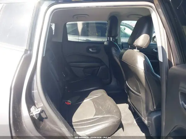 3C4NJCBB7JT407577 2018 JEEP COMPASS - Image 8