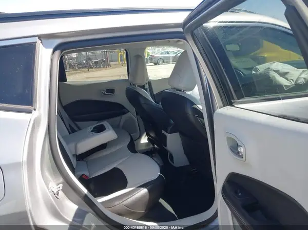 3C4NJCBB7KT832427 2019 JEEP COMPASS - Image 8