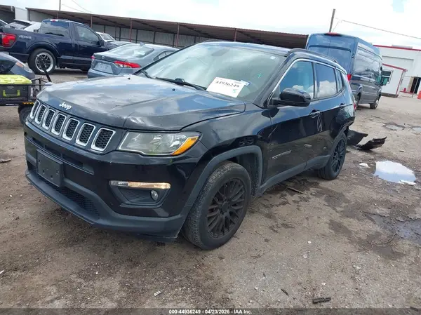 3C4NJCBB8JT125318 2018 JEEP COMPASS - Image 2