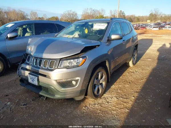 3C4NJCBB8JT241067 2018 JEEP COMPASS - Image 2