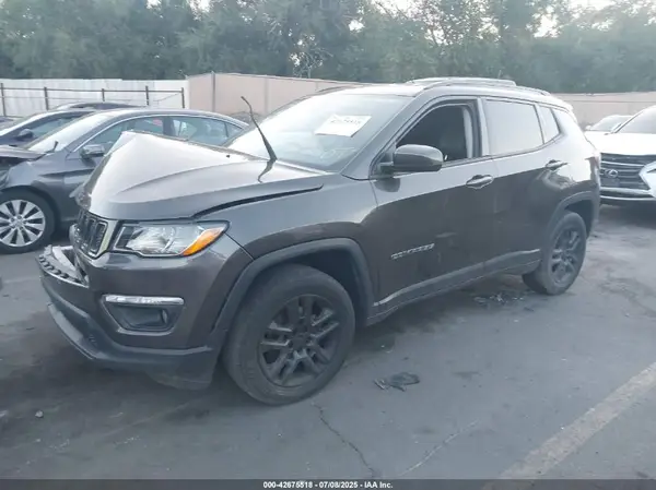 3C4NJCBB8JT425389 2018 JEEP COMPASS - Image 2