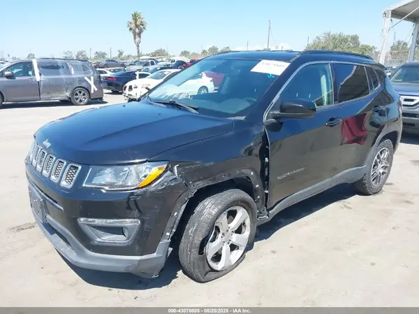3C4NJCBB8JT469425 2018 JEEP COMPASS - Image 2