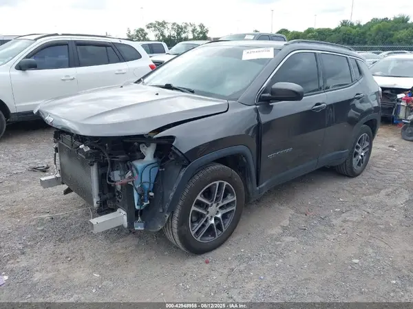 3C4NJCBB8KT743756 2019 JEEP COMPASS - Image 2