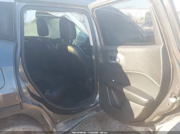 3C4NJCBB8LT154742 2020 JEEP COMPASS - Image 8
