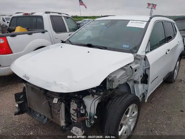 3C4NJCBB8NT137684 2022 JEEP COMPASS - Image 2